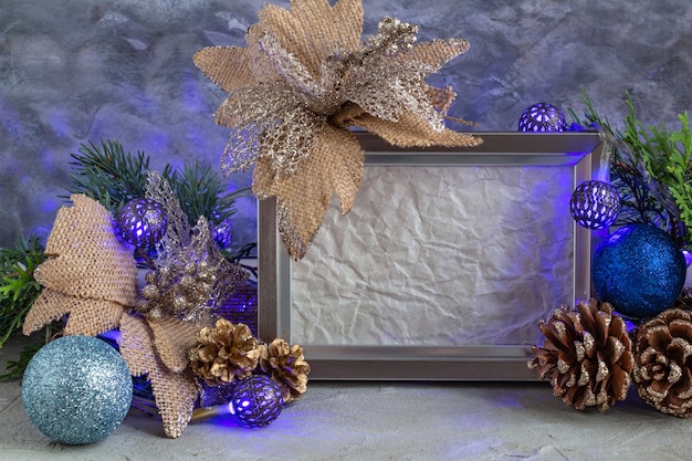 Composition de Noël cadre de décoration de Noël couleur argent bleu sur fond gris espace copie