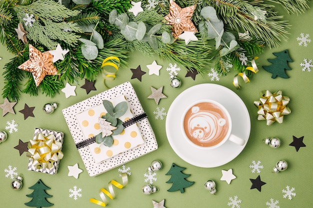 Composition de Noël avec café et décorations aux couleurs vertes et noires. Mise à plat, vue de dessus