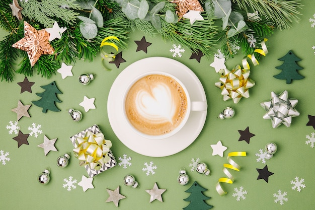 Composition de Noël avec café et décorations aux couleurs vertes et noires. Mise à plat, vue de dessus