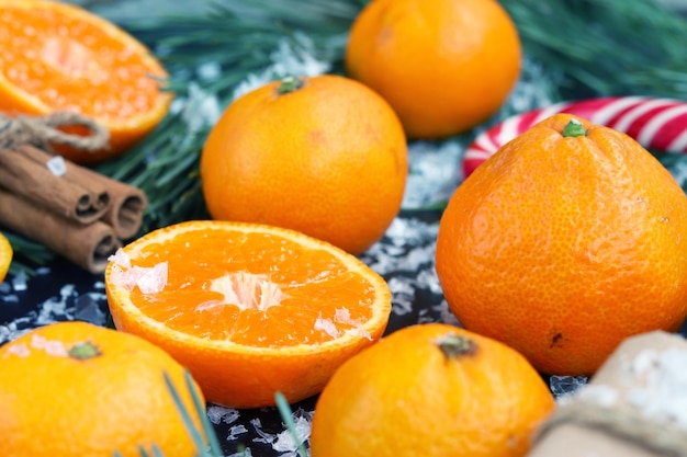 Composition de Noël cannelle mandarine coupée