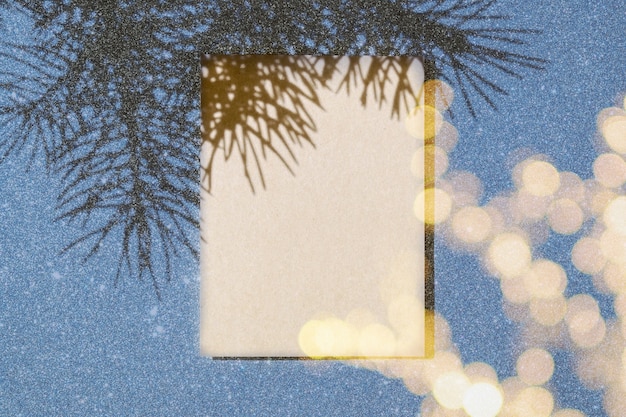 Photo composition de noël. carte de noël avec des ombres de sapin de noël sur fond pailleté.