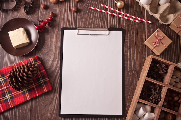 Photo composition de noël avec carte de note et décoration de noël