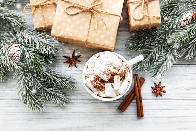 Composition de Noël avec chocolat chaud et coffrets cadeaux