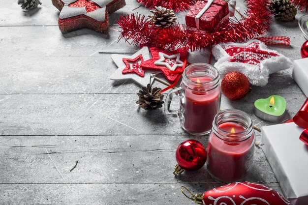 Composition de Noël de coffrets cadeaux bougies rouges et diverses décorations de Noël