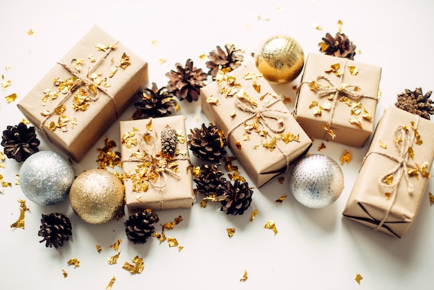 Composition de Noël, coffrets cadeaux, boules brillantes sur blanc