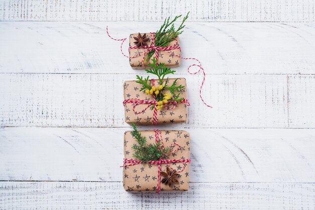 Composition de Noël avec des coffrets cadeaux sur table en bois. Vue de dessus avec espace de copie.