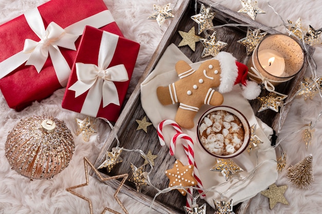 Composition de Noël confortable avec une tasse et des biscuits. Chocolat chaud à la guimauve.