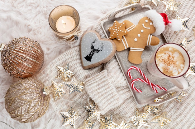 Composition de Noël confortable avec une tasse et des biscuits. Chocolat chaud à la guimauve.