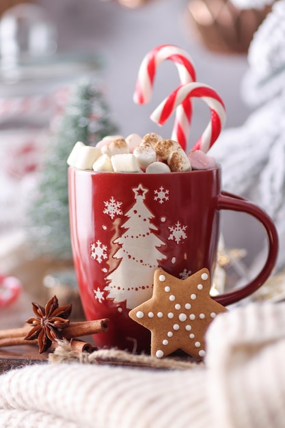 Composition de Noël confortable avec une tasse et des biscuits. Chocolat chaud à la guimauve.