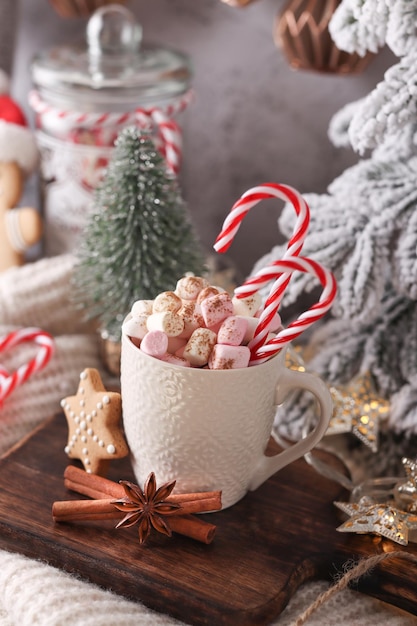 Composition de Noël confortable avec une tasse et des biscuits. Chocolat chaud à la guimauve.