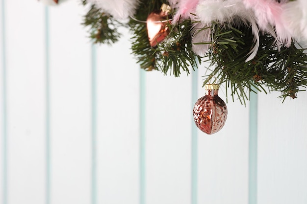 Photo composition de noël couronne faite de branches d'arbres de noël