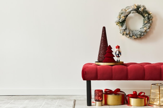 Composition de Noël avec décoration, sapin de Noël, cadeaux, neige et accessoires dans une décoration chaleureuse. Espace de copie. Blanc et rouge. Modèle.