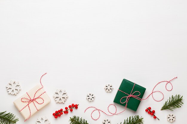 Composition de Noël. Décorations en bois, étoiles sur fond blanc.