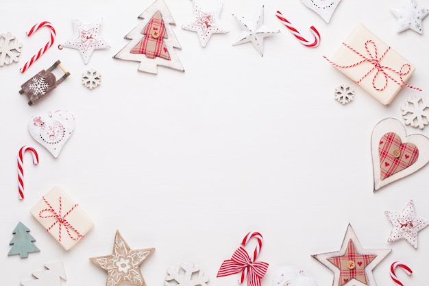 Composition de Noël. Décorations en bois, étoiles sur fond blanc.