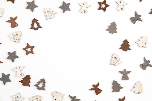 Composition de Noël avec des décorations en bois sur fond blanc. Vacances saisonnières, carte de voeux, invitation pour fête de Noël