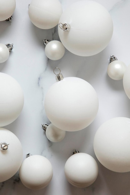 Composition de noël décorations de boule de fête blanches sur fond de marbre