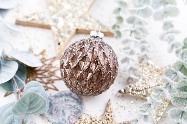 Composition de Noël avec des décorations sur fond blanc