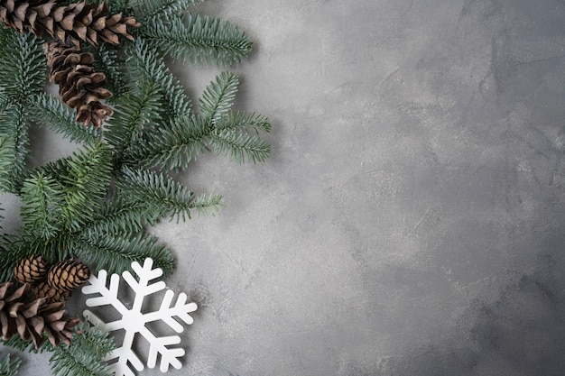 Composition de Noël décorations de Noël pommes de pin branches de sapin sur fond de pierre grise