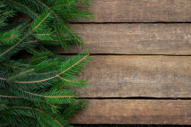 Composition de Noël de décorations pour arbres de Noël et branches d'épinette. Copyspace. Nouvelle année catégoriquement.