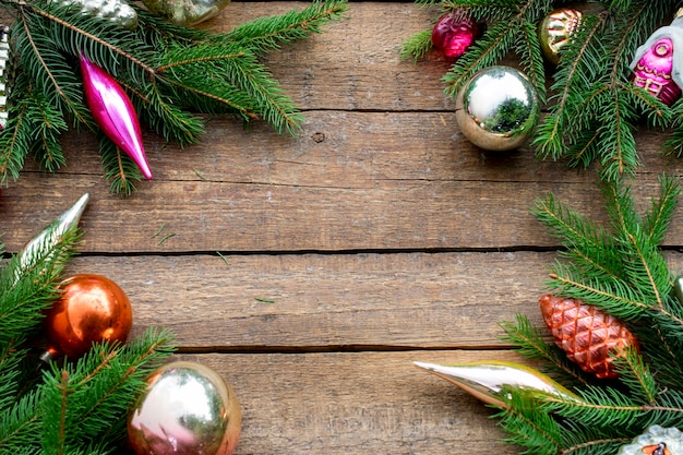 Composition de Noël de décorations pour arbres de Noël et branches d'épinette. Copyspace. Nouvelle année catégoriquement.