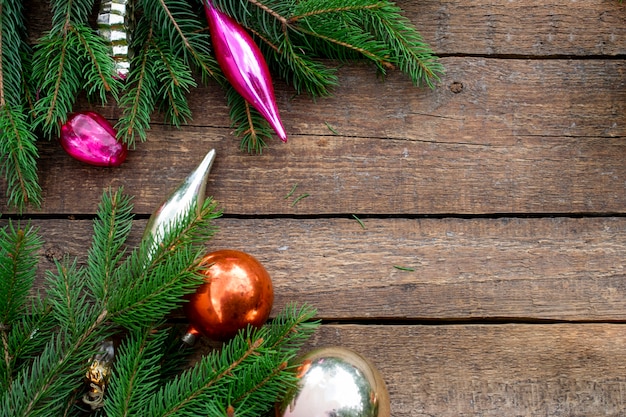 Composition de Noël de décorations pour arbres de Noël et branches d'épinette. Copyspace. Nouvelle année catégoriquement.