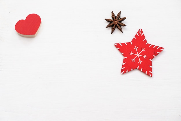 Composition De Noël Décorations Rouges Sur Fond Blanc. Jouet De Noël, Hiver, Nouveau Oui