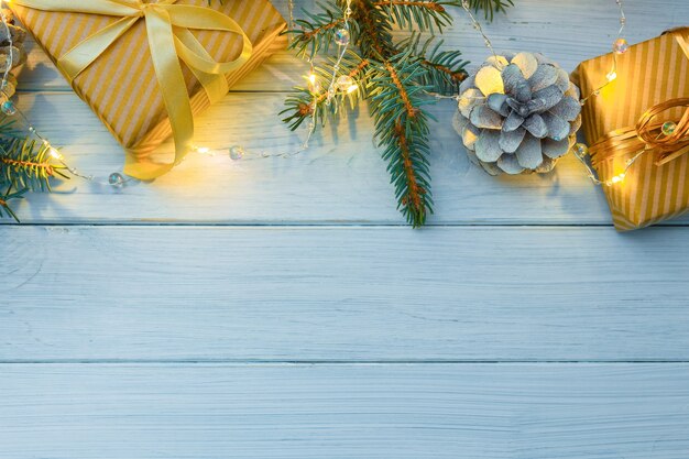 Photo composition de noël ou du nouvel an avec des cadeaux et des lumières de décorations de noël dorées