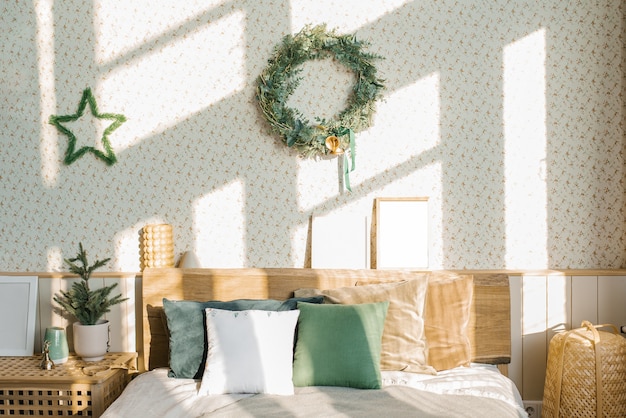 Composition de Noël et du Nouvel An Une chambre scandinave avec du linge de lit clair et des oreillers lumineux