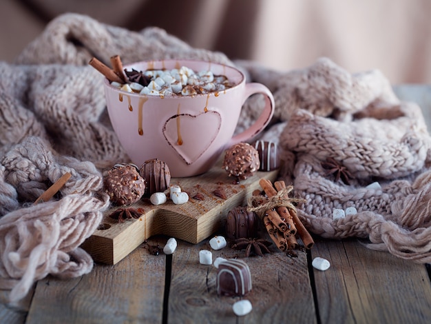 Composition de Noël ou du nouvel an avec chocolat chaud ou cacao et guimauves