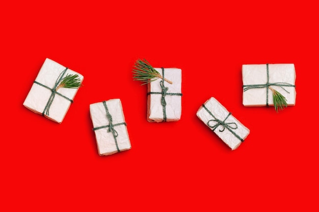 Composition de Noël ou du Nouvel An coffrets cadeaux de Noël pommes de pin branches d'épinette sur rouge