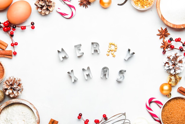 Composition de Noël ou du Nouvel An avec des ingrédients pour la cuisson de biscuits festifs avec des flocons de neige dorés