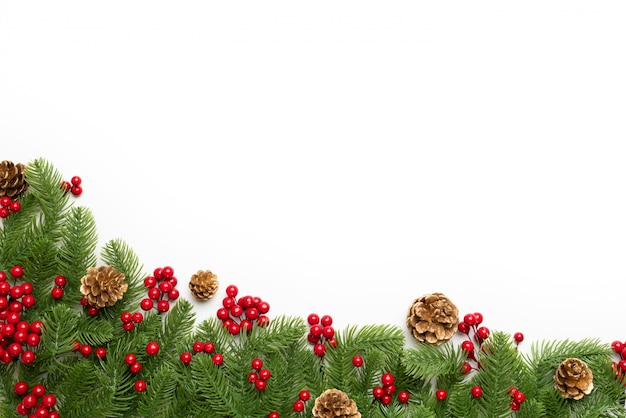 Composition de Noël et du nouvel an. Vue de dessus des branches d&#39;épinette, pommes de pin