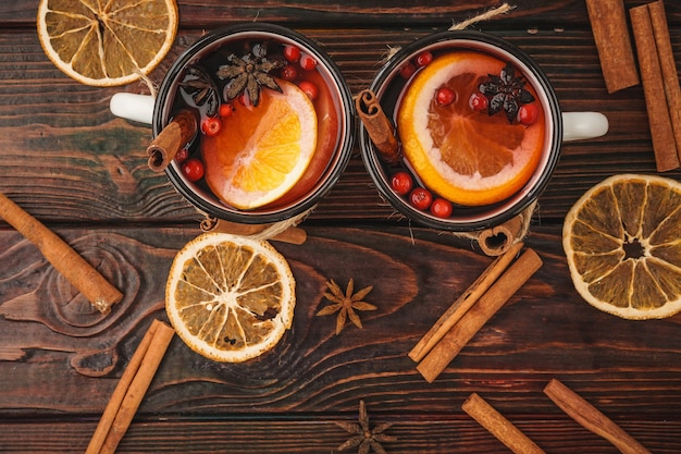 Composition de Noël avec du vin chaud dans une tasse rustique