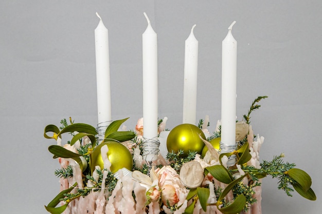 Composition de Noël de fleurs et décorations de Noël