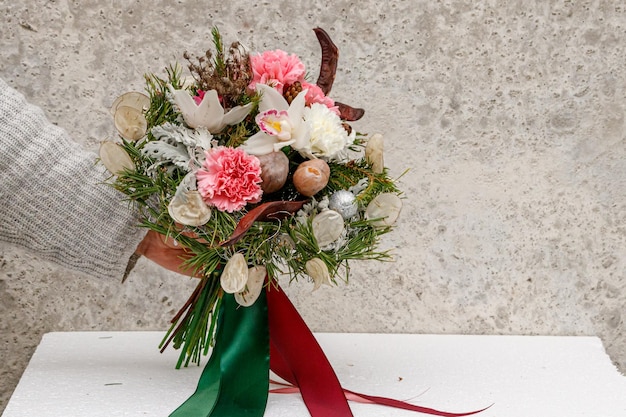 Composition de Noël de fleurs et décorations de Noël