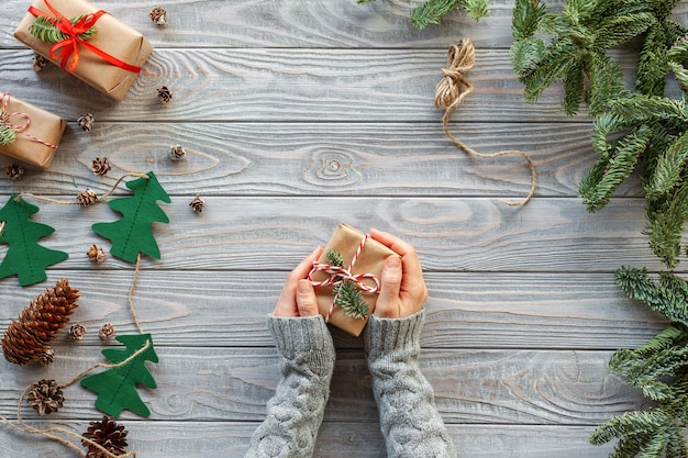 Composition de Noël sur un fond en bois