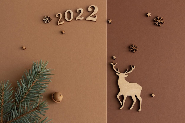 composition de noël sur un fond marron espace de copie de cerf en bois