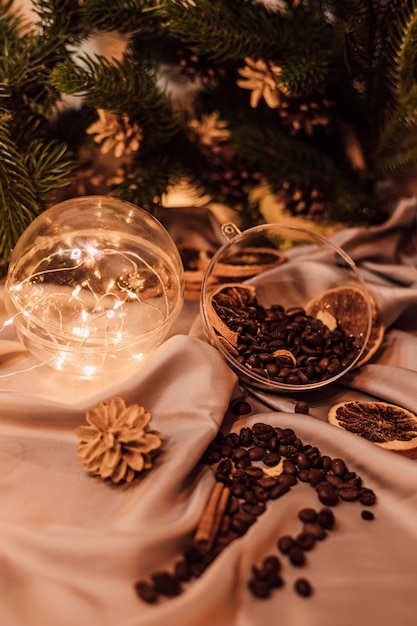 Composition de Noël avec des grains de café et des oranges séchées