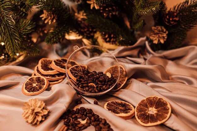 Composition de Noël avec des grains de café et des oranges séchées