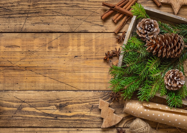 Composition de Noël d'hiver avec un espace de copie sur une table en bois à plat