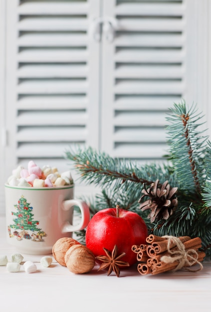 Composition de Noël et d&#39;hiver avec une tasse de boisson chaude, guimauve