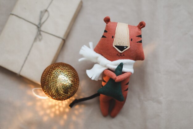 Composition de Noël avec un jouet tigre symbole de nouveau un cadeau branches de sapin et décorations chris...