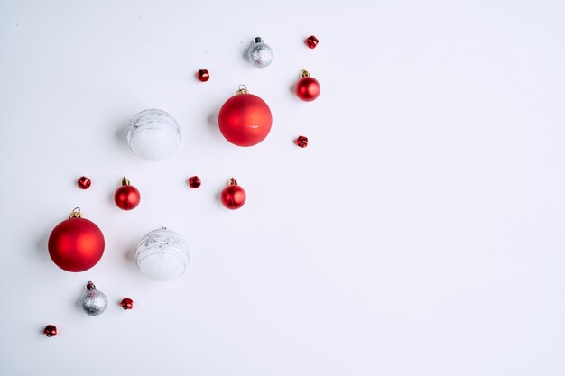 Composition de Noël. Jouets de Noël sur fond blanc. Mise à plat, vue de dessus.