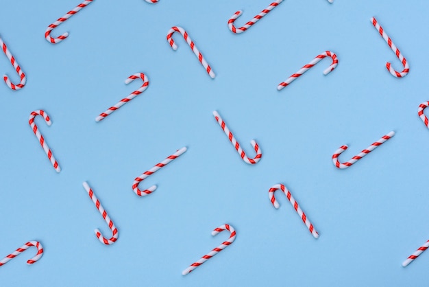 Composition de Noël. Éléments de décoration rouges et blancs utilisés pour décorer le sapin de Noël