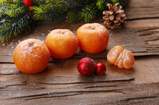 Composition de Noël avec des mandarines sur table en bois