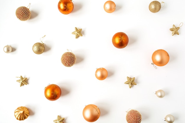 Composition de Noël nouvel an. Motif de boules et étoiles de boules de Noël colorées sur blanc