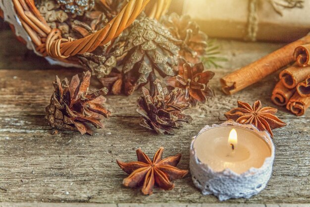 Composition de Noël nouvel an sur le vieux fond en bois rustique minable. Décoration de Noël de décembre