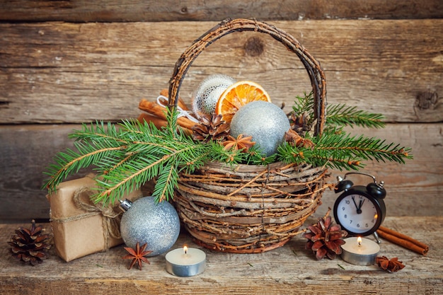 Composition de Noël nouvel an sur le vieux fond en bois rustique minable