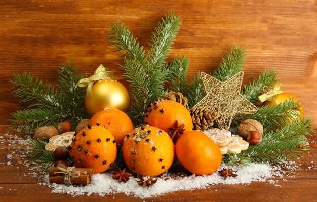 Composition de Noël avec des oranges et sapin, sur bois