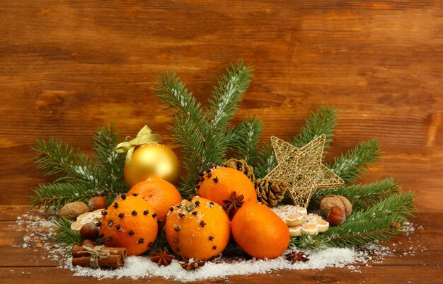Composition de Noël avec des oranges et des sapins, sur une surface en bois
